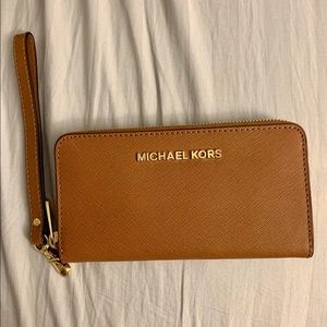⭐️ AUTHENTIC ⭐️ Michael Kors wristlet/wallet